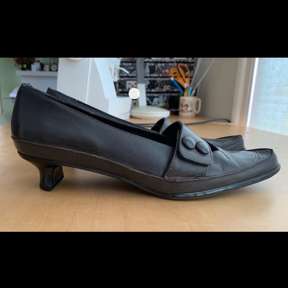 Tiamo Low Heel Pumps with Button Strap